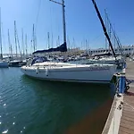 Sleep On A Sailboat In A Unique アパート *