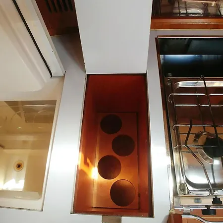 Sleep On A Sailboat In A Unique Лиссабон