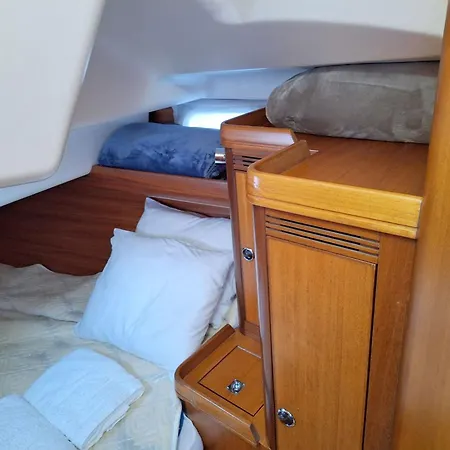 Apartment Be Local - Sleep Aboard A Sailing Boat In Lisbon