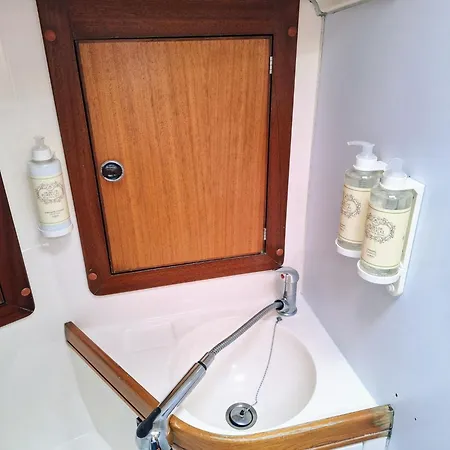 Sleep On A Sailboat In A Unique Лісабон