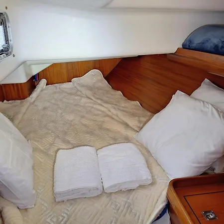 Sleep On A Sailboat In A Unique Апартаменти