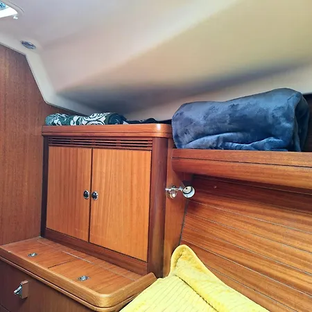 Sleep On A Sailboat In A Unique アパート *