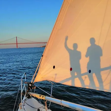 Sleep On A Sailboat In A Unique アパート *