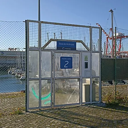 Sleep On A Sailboat In A Unique アパート