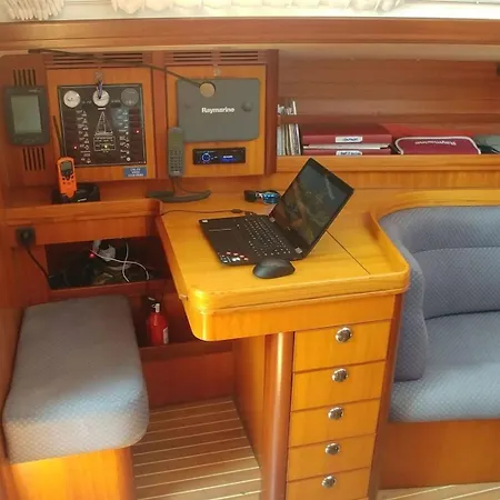 Sleep On A Sailboat In A Unique Lizbona