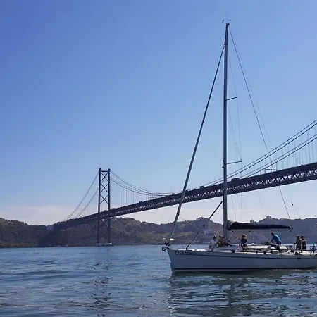 Sleep On A Sailboat In A Unique 公寓