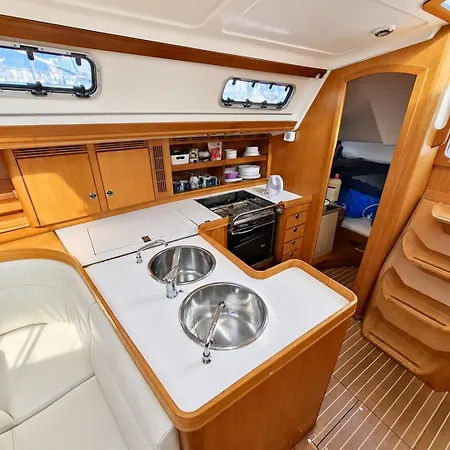 Sleep On A Sailboat In A Unique 公寓