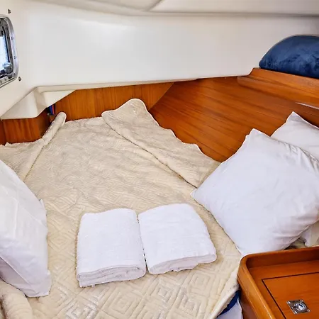 Sleep On A Sailboat In A Unique Lisboa