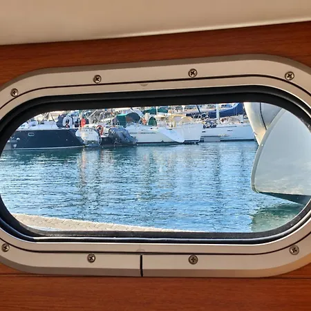 Sleep On A Sailboat In A Unique 公寓