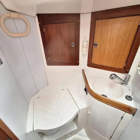 Sleep On A Sailboat In A Unique * Лиссабон