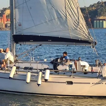 Sleep On A Sailboat In A Unique Лиссабон