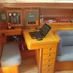 Sleep On A Sailboat In A Unique Лиссабон