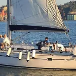 Sleep On A Sailboat In A Unique Лиссабон